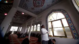 Seorang muslim Australia melakukan salat saat bulan suci Ramadan di Masjid Gallipoli yang terletak di pinggiran Auburn, Sydney, Australia, Jumat (10/7/2015). Gambar diambil tanggal 10 Juli 2015. (REUTERS/David Gray)