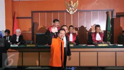 Terdakwa teroris Ahmad junaidi saat jalani sidang di Pengadilan Negeri Jakarta Barat, Selasa (9/2). Terdakwa ini terlibat dengan kegiatan kelompok militan ISIS di Indonesia. (Liputan6.com/Gempur M Surya)