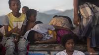 Muslim Rohingya beristirahat di atas perahu yang berlabuh di perairan dekat pantai Labuhan Haji, Provinsi Aceh, Indonesia, pada Rabu, 23 Oktober 2024. (AP/Binsar Bakkara)