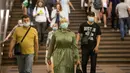 Orang-orang mengenakan masker berjalan di sebuah stasiun kereta bawah tanah di Moskow, Rusia (23/6/2020). Rusia melaporkan 7.425 kasus COVID-19 dalam 24 jam terakhir, sehingga totalnya menjadi 599.705, demikian disampaikan pusat tanggap COVID-19 negara tersebut. (Xinhua/Alexander Zemlianichenko Jr)