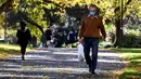 Seorang pria berjalan di taman kota ketika penguncian coronavirus di Melbourne, Australia (3/6/2021). Pihak berwenang mengumumkan Lockdown di Melbourne diperpanjang tujuh hari lagi ketika negara itu berusaha untuk membasmi sekelompok kasus Covid-19 di Melbourne. (AFP Photo/William West)
