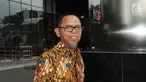 Direktur Pemasaran PT Pupuk Indonesia Achmad Tossin Sutawikara usai periksa oleh penyidik di Gedung KPK, Jakarta, Senin (13/5/2019). Achmad Tossin diperiksa untuk pengembangan peran tersangka Marketing Manager PT. Humpuss Transportasi Kimia (PT. HTK) Asty Winasti. (merdeka.com/Dwi Narwoko)