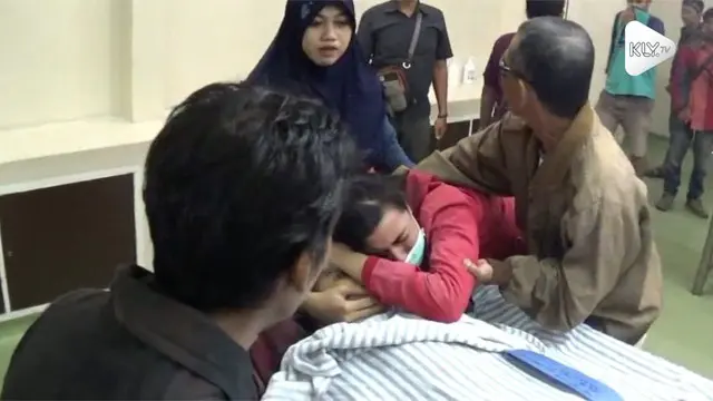 Keluarga korban insiden drama kolosal Surabaya Membara histeris saat melihat jenazah anaknya di rumah sakit.