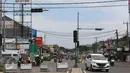 Kendaraan melintas di pertigaan Jatinangor, Sumedang, Jawa Barat, Sabtu (2/7). Mengatasi kepadatan kendaraan pemudik, petugas melakukan sistem pengalihan arus dengan menutup jalur dari arah Sumedang menuju Bandung Kota. (Liputan6.com/Immanuel Antonius)