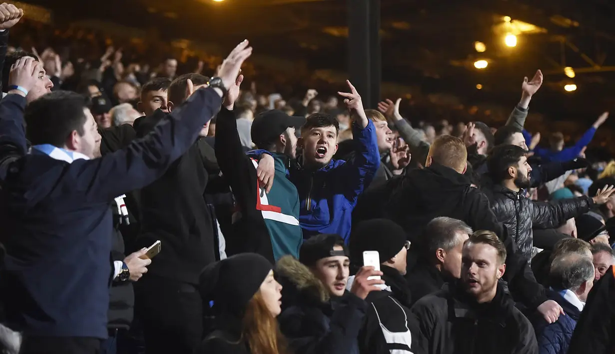 Suporter Manchester City memberikan dukungan saat tandang melawan Crystal Palace. Sepanjang laga fans The Citizens terus memberikan dukungan. (Reuters/Hannah McKay)