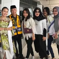Ayu Ting Ting bersama ibunya saat mengantar ayahnya berangkat umrah (Instagram/@mom_ayting92)