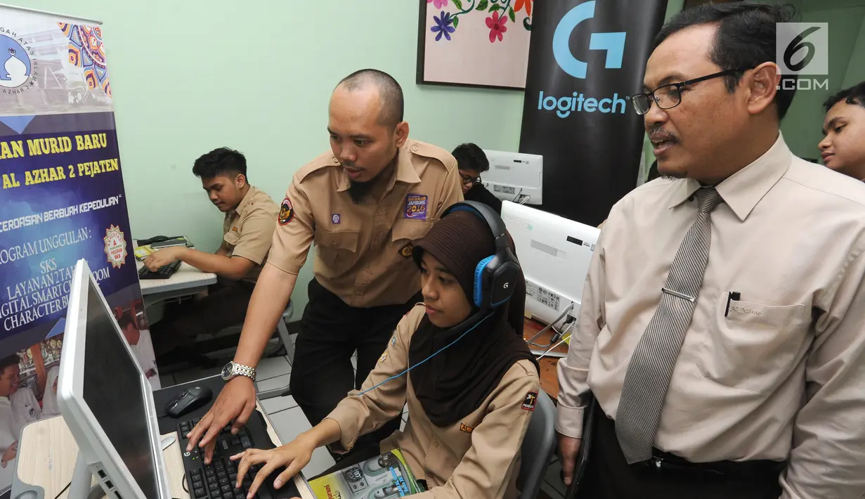 Kepala Sekolah Abu Hurairah, menyaksikan siswa menggunakan peralatan gaming pada penyerahan perlengkapan e-lab berupa mouse, keyboard dan headset gaming Logitech G di SMA Al-Azhar 2 Pejaten, Jakarta, Rabu (14/8/2019). (Liputan6.com/HO/Ady)