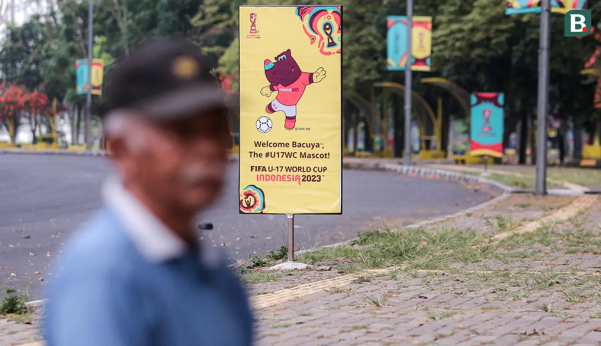 Banner Piala Dunia U-17 2023 terpasang di ring satu Stadion Si Jalak Harupat di Kutawaringin, Kabupaten Bandung, Jawa Barat pada Sabtu (21/10/2023) WIB. (Bola.com/Bagaskara Lazuardi)