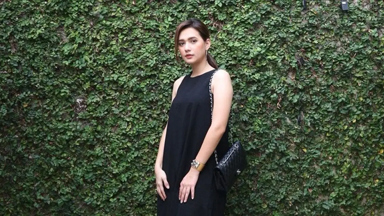 7 Gaya Mayang Yudittia saat Pakai Simple Dress, Tampil Menawan