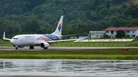 Sebuah pesawat Boeing 738 Malaysia Airlines mendarat di Langkawi dari Bandara Internasional Kuala Lumpur (6/9/2021). Pulau liburan dibuka kembali untuk turis domestik setelah penutupan karena pembatasan Covid-19. (AFP/Mohd Rasfan)