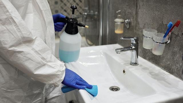 Ilustrasi membersihkan kamar mandi