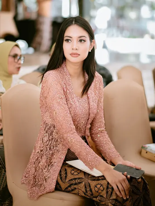 Lihat lagi penampilan memesona Aurelie Moeremans pakai kebaya dan kain batik. Di sini, Aurelie pakai kebaya pink penuh payet yang sangat manis membalut tubuhnya, dipadu kain batik cokelat sebagai rok. [Foto: Instagram/aurelie]