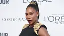 Petenis asal AS, Serena Williams berpose untuk fotografer di karpet merah Glamour Women of The Year Awards 2017 di New York, Senin (13/11). Tunangan pendiri Reddit, Alexis Ohanian itu menata rambutnya dengan sleek high ponytail. (ANGELA WEISS / AFP)
