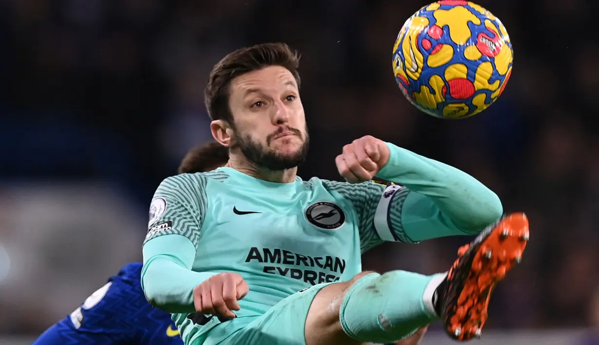 Tertinggal 0-1 di babak pertama lantas tak mengendurkan semangat Brighton. Adam Lallana dkk beberapa kali membuat serangan dan mengancam gawang yang dijaga oleh Eduardo Mendy. (AFP/Glyn Kirk)
