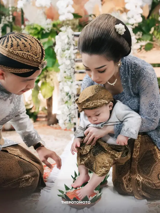 Nikita Willy menggelar acara adat Tedak Sinten Baby Izz