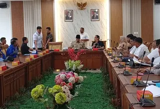 Nelayan dan sejumlah pihak mengikuti RDP di DPRD Batam, membahas persoalan tumpahan limbah. (Liputan6.com/Ajang Nurdin)