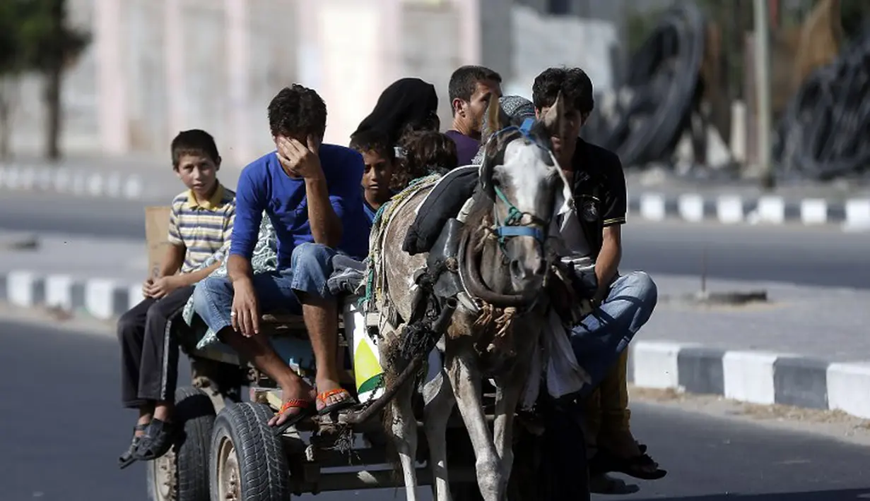 Ribuan warga Palestina meninggalkan Gaza Utara untuk mengamankan diri (AFP PHOTO/THOMAS COEX)