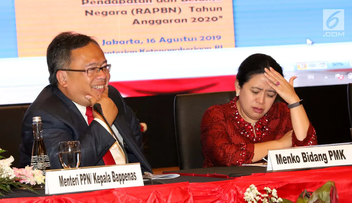 Menteri PPN/Kepala Bappenas Bambang Brodjonegoro (kiri) bersama Menko PMK Puan Maharani saat hadir dalam penyampaian Rencana Kerja Pemerintah dan Nota Keuangan serta RAPBN 2020 di Jakarta, Jumat (16/8/2019). Sejumlah menteri terkait hadir dalam penyampaian tersebut. (Liputan6.com/Helmi Fithriansyah)