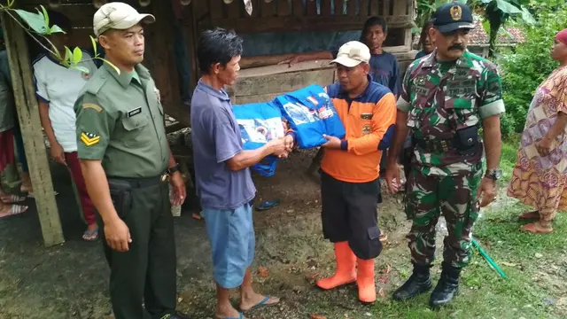 BPBD Banyumas menyerahkan bantuan untuk korban Rohidin yang tinggal di bekas kandang kambing. (Foto: Liputan6.com/BPBD Banyumas/Muhamad Ridlo)