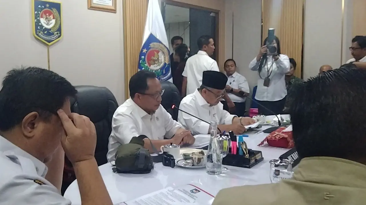 Menteri Dalam Negeri (Mendagri) yang juga  Ketua Satuan Tugas Percepatan Rehabilitasi dan Rekonstruksi (PRR) Pascabencana Sumatera, Tito Karnavian rapat di kantornya, Jakarta.