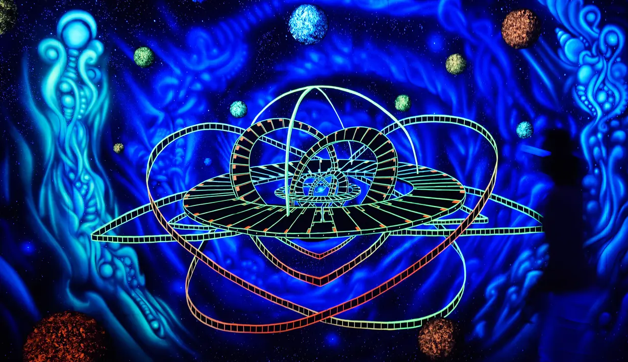 Pengunjung memasuki ruangan yang memunculkan sistem tata surya buatan dalam pameran 'Tricked! - The Spectacular Illusion Exhibition' di Kastil Augustusburg, Jerman, 1 Oktober 2019. Pameran menghadirkan karya seniman Meksiko Yunuen Esparza yang mulai dibuka pada 5 Oktober 2019. (AP/Jens Meyer)