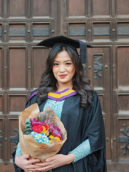 Pamer senyuman manisnya, Lintang Aqmarina bikin pangling. Lintang Aqmarina cantik mengenakan kebaya warna biru yang dibalut jubah wisudanya. Rambut yang dibiarkan digerai semakin pancarkan pesona kakak Amel Carla ini. Wajah wanita berusia 28 tahun ini dipoles dengan makeup natural. Meski dengan makeup natural, namun tak dipungkiri Lintang tetap cantik. (Liputan6.com/IG/@lintangaqmarina)
