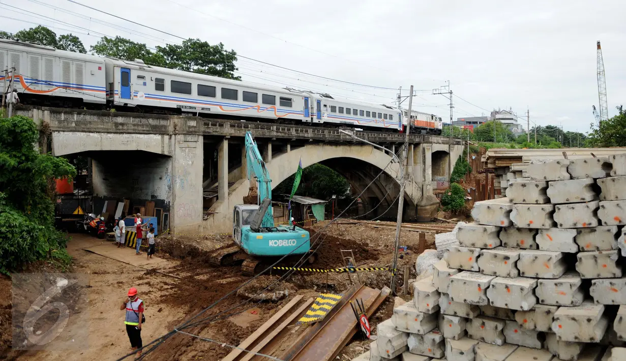 Suasana jalur dua rel ganda atau double-double track (DDT) Manggarai-Cikarang, Jakarta, Jumat (13/1). Kemenhub juga meminta  agar area yang menjadi lokasi pembangunan ditertibkan. (Liputan6.com/Gempur M Surya)