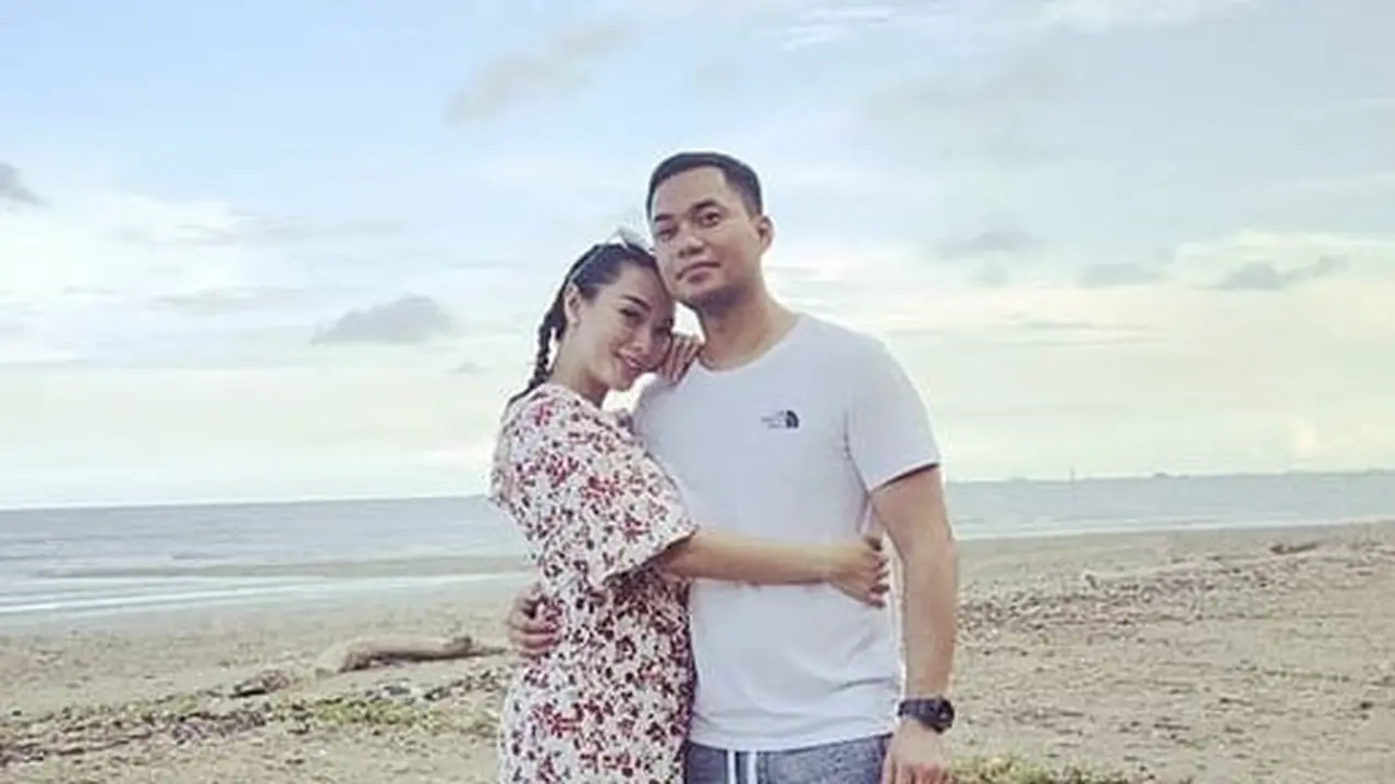 [Fimela] Zaskia Gotik dan Sirajuddin Mahmud