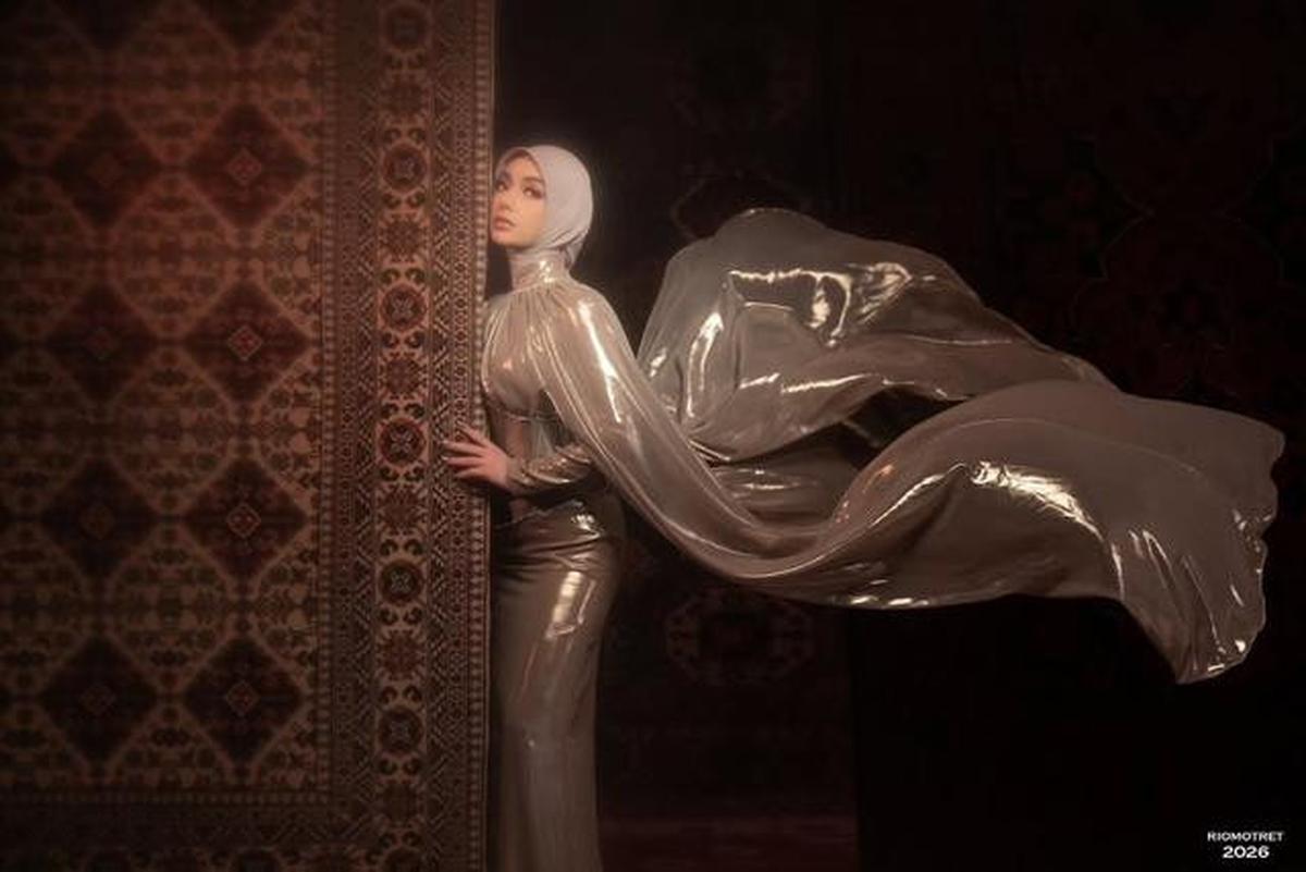 8 Potret Celine Evangelista Pakai Gaun Cape Elegan, Tampil Anggun dalam Balutan Hijab yang Menawan
