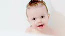 Molly Mano, anak Ali Fedotowsky yang sedang main-main nih ketika mandi. Hayo, siapa yang dulu juga sering begini? (instagram/AliFdotowsky)