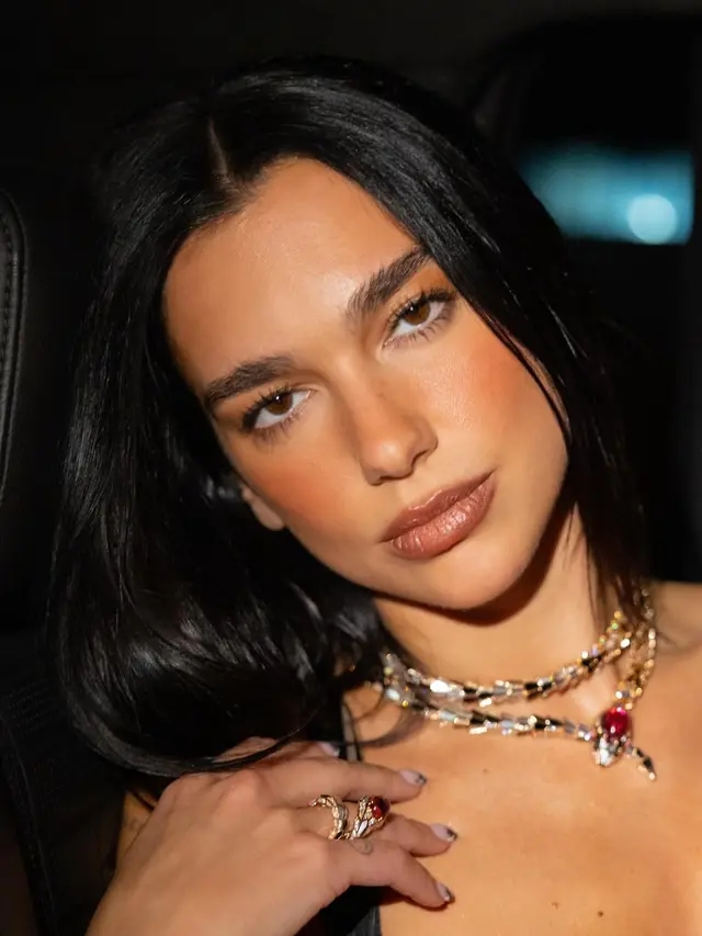 Panduan Padu Padan Kalung untuk Layering yang Elegan Tanpa Terlihat Berlebihansi Kalung Emas (Sumber Gambar: Meta AI)