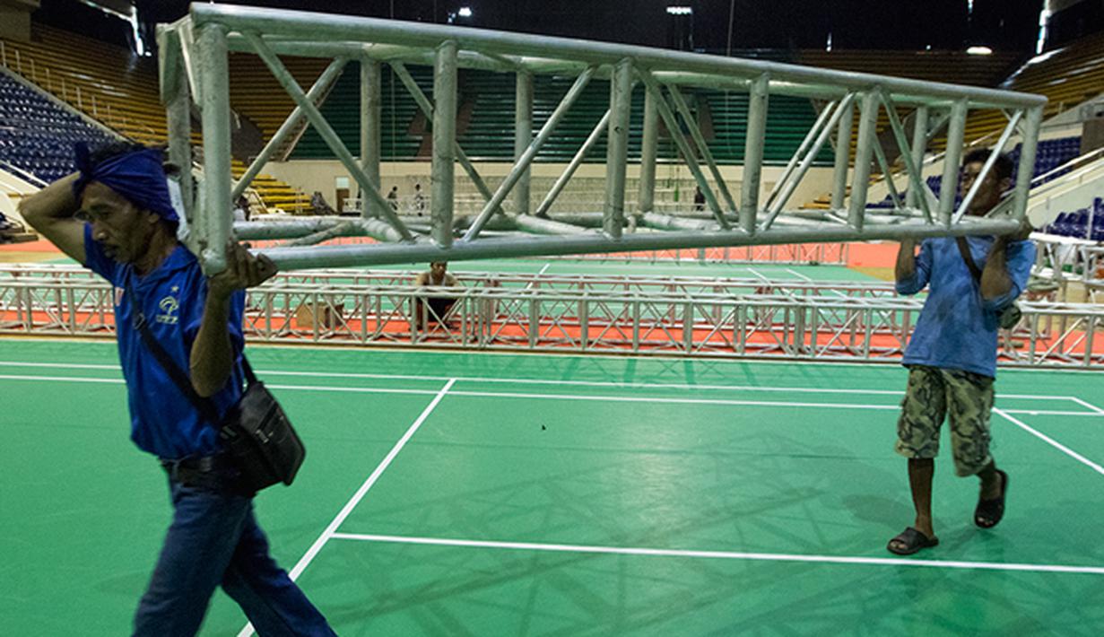 Pekerja mengangkat tiang besi jelang Kejuaraan Dunia BWF di Istora Senayan, Jakarta, Rabu (5/8/2015). Kejuaraan itu akan berlangsung pada 10-16 Agustus mendatang. (Bola.com/Vitalis Yogi Trisna)
