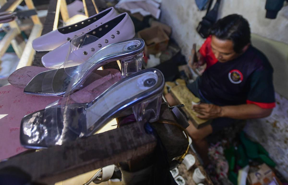 FOTO: Permintaan Lesu, Industri Rumahan Sepatu Terpukul, Omzet Anjlok 70 Persen