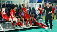 Pemain Persija Jakarta tertawa bersama dengan pelatih Thomas Doll setelah menang dramatis atas Dewa United pada laga BRI Liga 1 di Stadion Indomilk Arena, Tangerang, Senin (10/4/2023). Persija menang dengan skor 1-0.  (Bola.com/M Iqbal Ichsan)