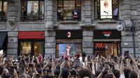 Gelandang asal Kroasia milik AC Milan, Luka Modric (tengah kanan), memegang jersey tim saat bertemu dengan para penggemar di Milan, Italia, Senin, 4 Agustus 2025. (Marco Ottico/LaPresse via AP)