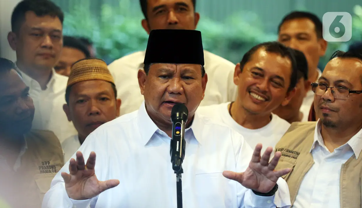 Ketua Umum Partai Gerindra Prabowo Subianto bersama relawan Jokowi Mania (Joman) menyampaikan keterangan pers usai melakukan pertemuan di Rumah Kertanegara, Jakarta, Kamis (16/2/2023). Dalam pertemuan tersebut, relawan Joman sepakat mendukung Prabowo Subianto untuk Pilpres 2024 dan bertransformasi menjadi Prabowo Mania 08. (Liputan6.com/Johan Tallo)