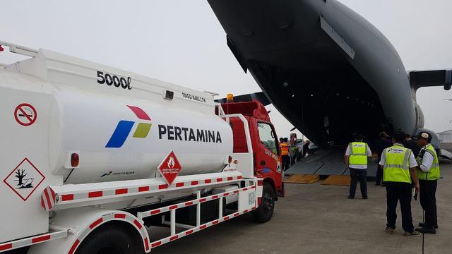 Pertamina menerbangkan 2 mobil tangki untuk membantu operasional distribusi BBM di Palu, Sulawesi Tengah. (Foto: Humas Pertamina)
