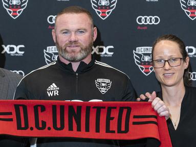 Tak butuh waktu lama bagi Wayne Rooney, salah satu legenda Manchester United usai mundur dari jabatan manajer tim Derby County yang telah ditanganinya sejak 17 bulan lalu. Kurang dari sebulan setelah mengundurkan diri dari jabatannya di Derby County, ia resmi menjadi pelatih klub MLS DC United dalam konferensi pers yang digelar di Audi Field, Washington DC, Selasa (12/7/2022) waktu setempat. (AP/Alex Brandon)