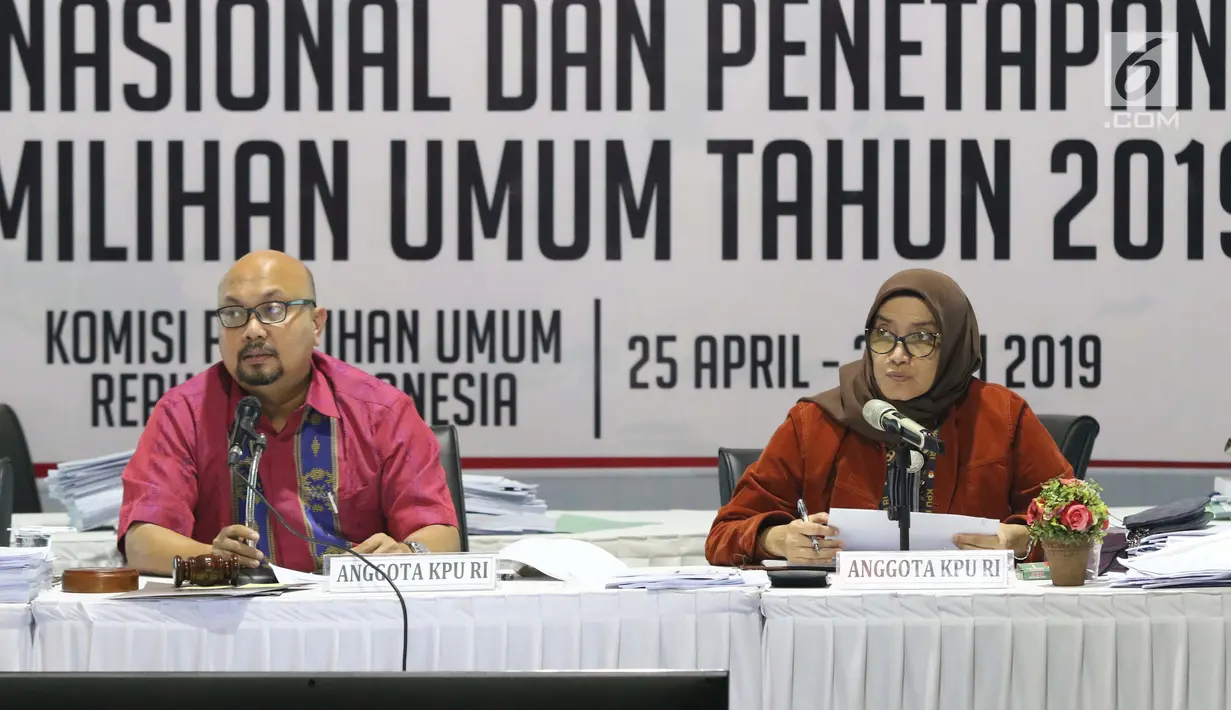 Komisioner KPU RI, Ilham Saputra (kiri) memimpin rapat Rekapitulasi Hasil Penghitungan Perolehan Suara Tingkat Nasional dan Penetapan Hasil Pemilihan Umum Tahun 2019, Jakarta, Rabu (7/5/2019). Rapat masih membahas dan menetapkan hasil perolehan suara dari PPLN. (Liputan6.com/Helmi Fithriansyah)