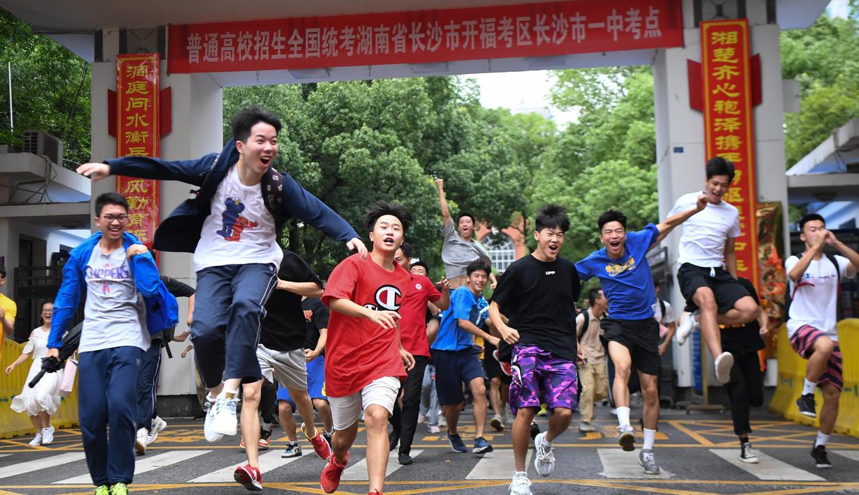 Para peserta meninggalkan lokasi ujian masuk perguruan tinggi di Changsha, Provinsi Hunan, China tengah, pada 8 Juli 2020. Ujian masuk perguruan tinggi nasional telah selesai digelar di beberapa bagian wilayah China pada Rabu (8/7). (Xinhua/Xue Yuge)