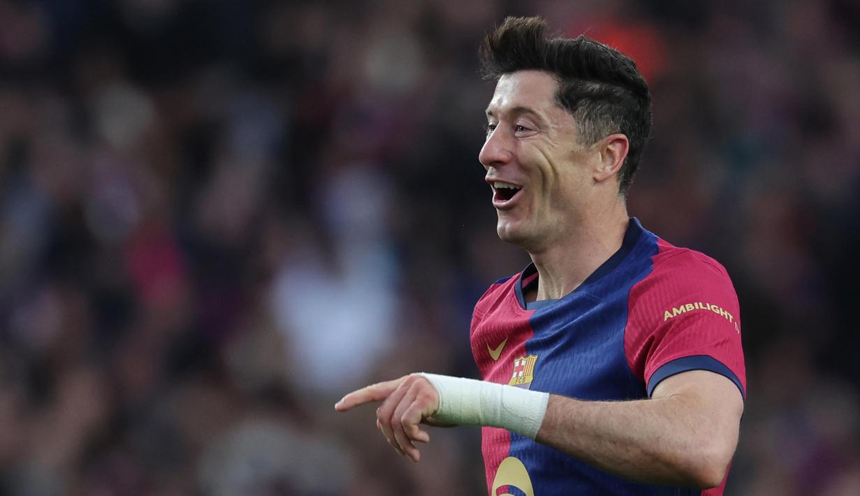 Gol Robert Lewandowski pada menit ke-60 menutup pesta gol Barcelona di Estadi Olimpic Lluis Companys saat menjamu Real Sociedad. (LLUIS GENE/AFP)