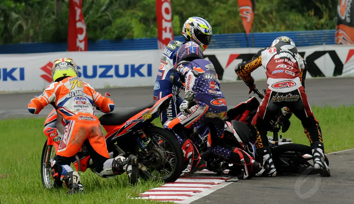 Akibat saling senggol, beberapa pembalap terjatuh saat berlaga di ajang balap motor nasional Indoprix 2014 seri 1 di di SIKC, Bogor, (27/4/2014). (Liputan6.com/Helmi Fithriansyah)