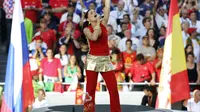 Penyanyi berdarah Portugal-Kanada, Nelly Furtado tampil di pesta penutupan Piala Eropa 2004. VINCENZO PINTO / AFP