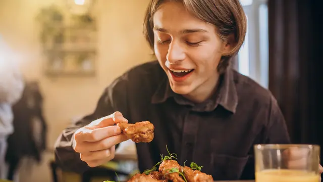 Ilustrasi makan daging ayam