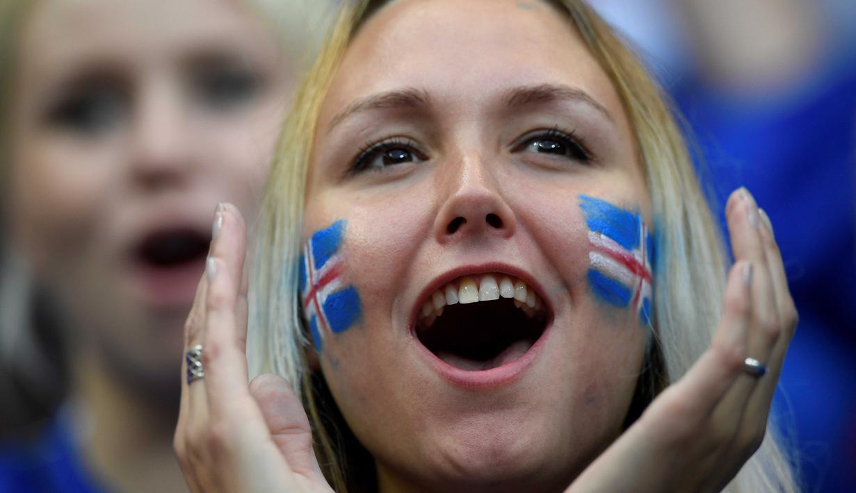 Fans cantik Islandia memberikan semangat dengan bernyanyi untuk timnya saat melawan Prancis pada babak perempat final Piala Eropa 2016 di Stade de France, Saint-Denis, Prancis, (3/7/2016). (AFP/MARTINartin Bureau)