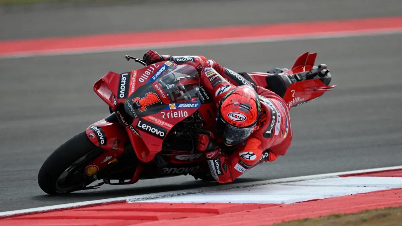 Pembalap Ducati Lenovo Team, Francesco Bagnaia alias Pecco tampil gemilang dan berhasil menjadi yang tercepat usai finis terdepan dalam balapan&nbsp; MotoGP Mandalika 2023 di Mandalika International Street Circuit, Lombok, Minggu (15/10/2023) siang.<br>
