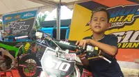 Giovan, salah satu pembalap cilik yang mengikuti kompetisi MXGP 2019 di Palembang (Liputan6.com / Nefri Inge)