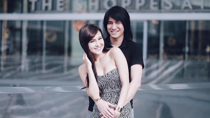 Kevin Aprilio Main Piano Sambil Pangku Pacar Memes Keren Kak Showbiz Liputan6 Com