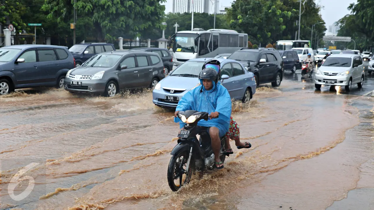 20160209-Genangan Air Rendam Jalan di Depan Istana Negara-Jakarta