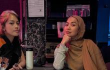Dukung Sang Putri Jadi Penyanyi, Potret Feni Rose Saksikan Anaknya Manggung di Kafe - Hubungan Ibu & Anak Bak Bestie